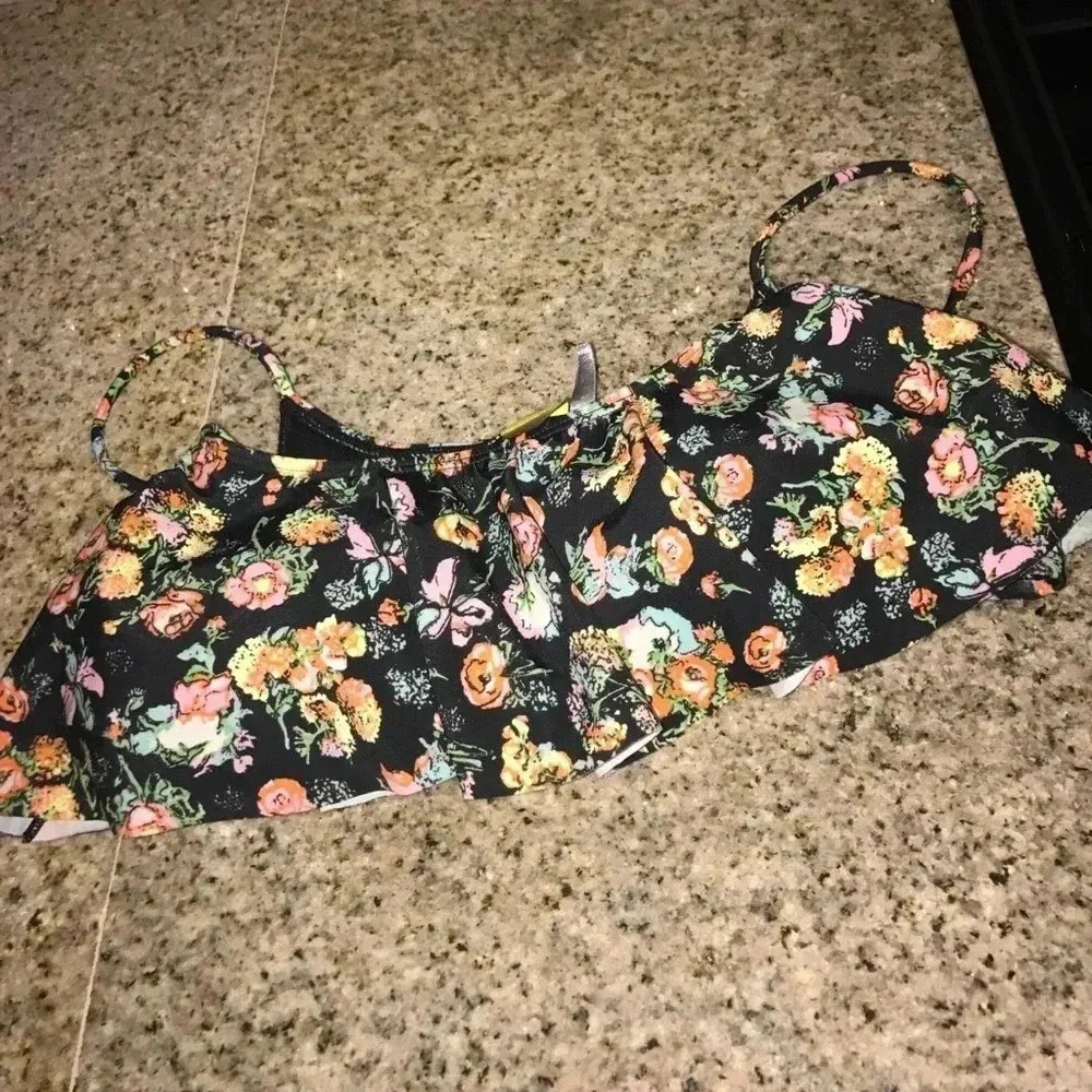 🧽Adorable bikini top